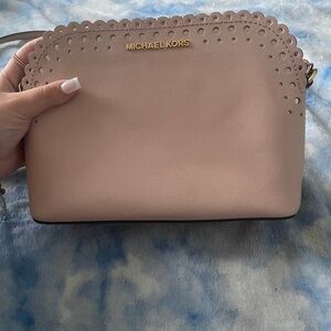 I’m selling this baby pink Michael kors purse only been worn a few times